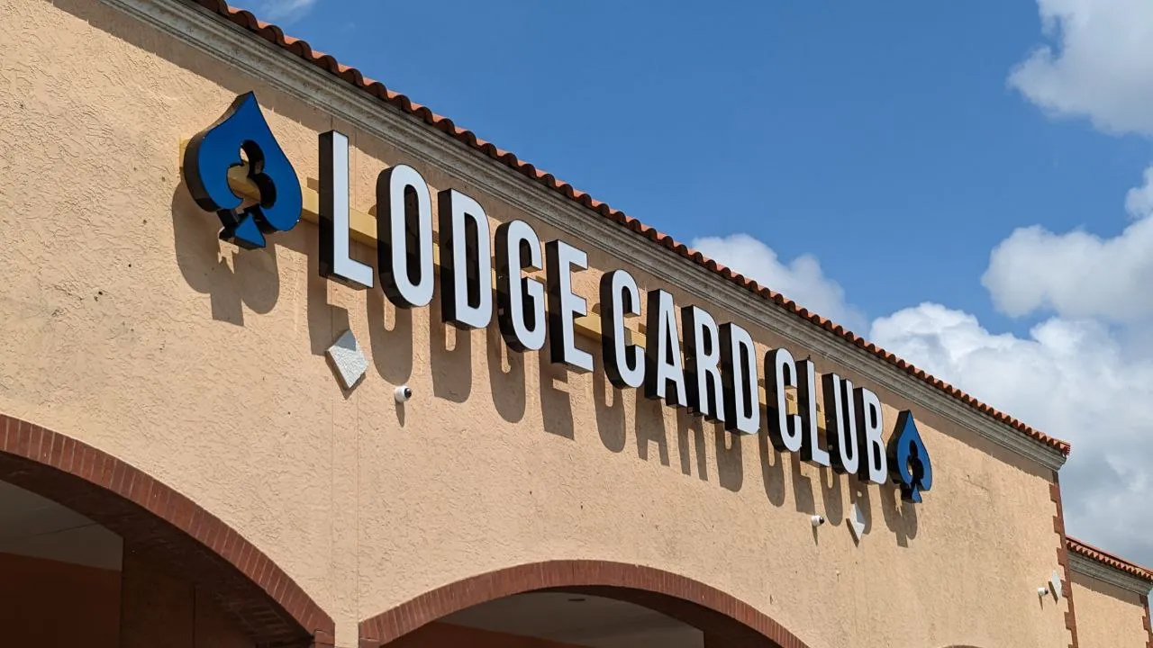Po sześciu tygodniach oczekiwania zapadł wyrok w sprawie The Lodge Card Club. 28 kwietnia 2026 r. ława przysięgłych w hrabstwie Williamson stanęła po stronie klubu z Austin i jego współwłaścicieli, w tym Douga Polka.