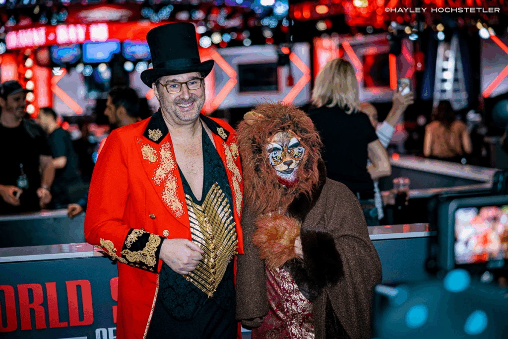 Kostium Phila Hellmutha podczas wejścia na WSOP 2024