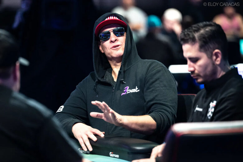 Były hokeista, trzykrotny mistrz WSOP i jedyny uczestnik finału z własną stroną na Wikipedii. Mueller, znany jako FBT, przed finałem nie analizował strategii, tylko chudł na transmisję.